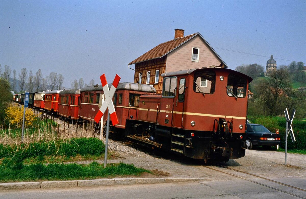 Der 01.05.1986 war für die Jagsttalbahn eine Gelegenheit zu zeigen, was sie so hatte...
Lok 22-01, VB 403, Wagen Nr. 400, VT 300 und VT 303 sorgten dafür, dass Schöntal noch schöner wurde.