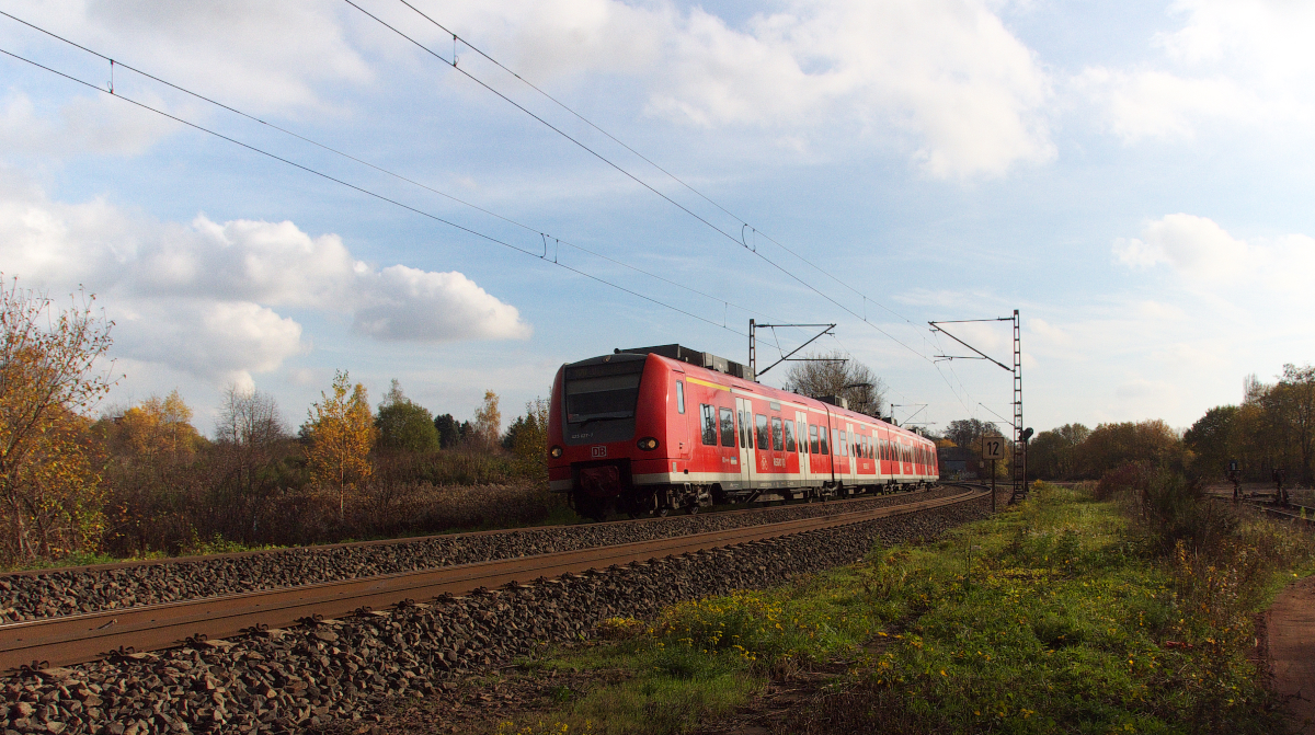 Der 12.11.2015 war ein warmer, sogar am späten Nachmittag sonniger Herbsttag. 425 127 ist als RB von Kaiserslautern nach Merzig unterwegs und befindet sich hier etwa in der Mitte zwischen den Bahnhöfen Bous und Ensdorf. Bahnstrecke 3230 Saarbrücken - Karthaus 