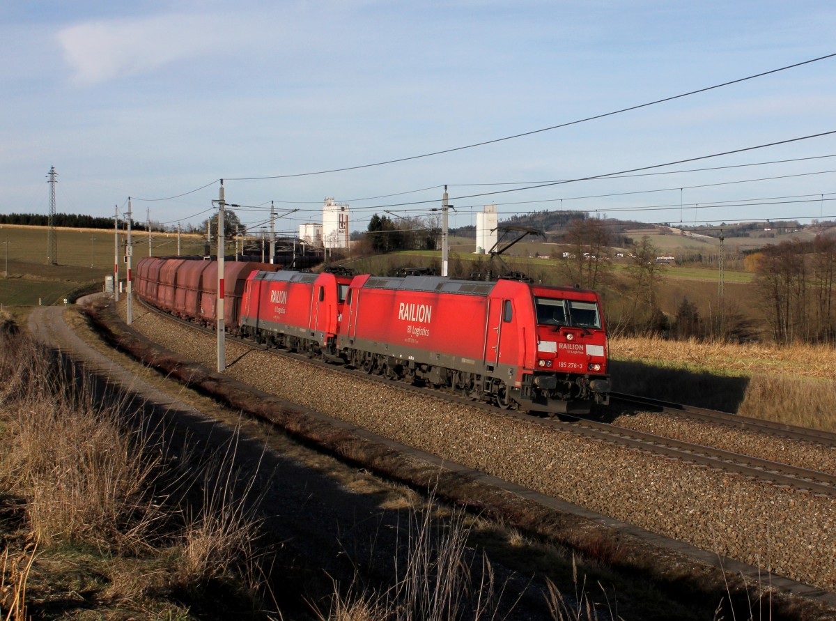 Der 185 276 und die 185 259 mit einem Erzzug am 08.02.2014 unterwegs bei Haiding.