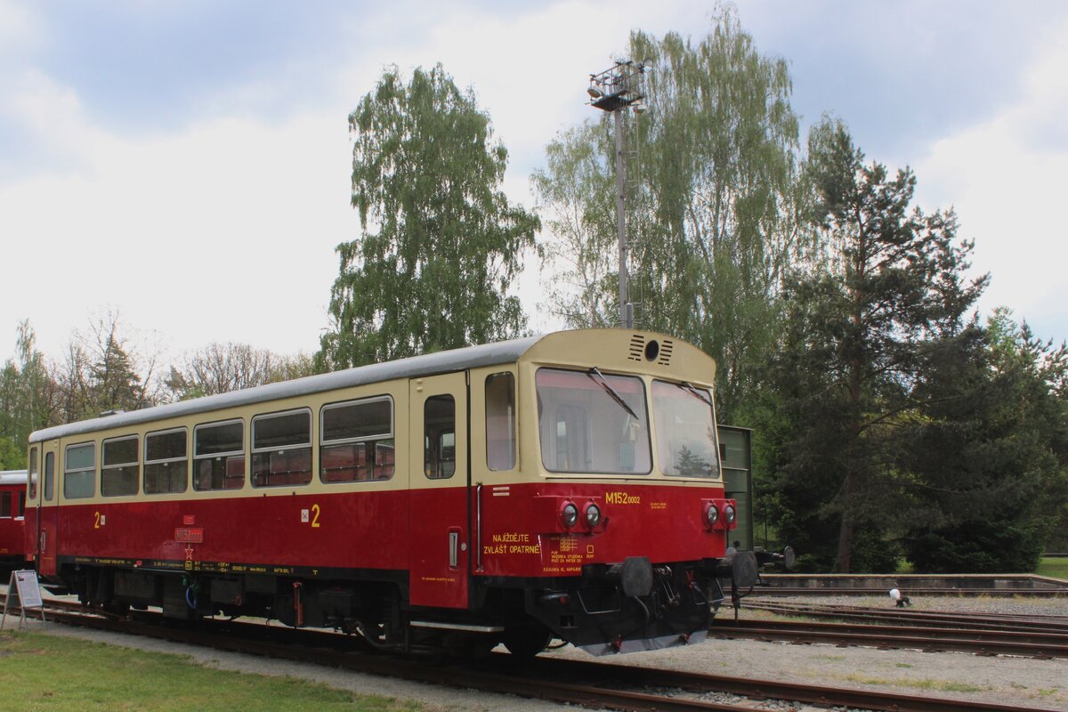 Der 2. von viele  Brotbüchse  M152 0002, steht am 11 Mai 2024 als Exponat ins Eisenbahnmuseum von LUzna u Rakovnika und spielt während das Dampfwochenende eher ein Bewirolle.