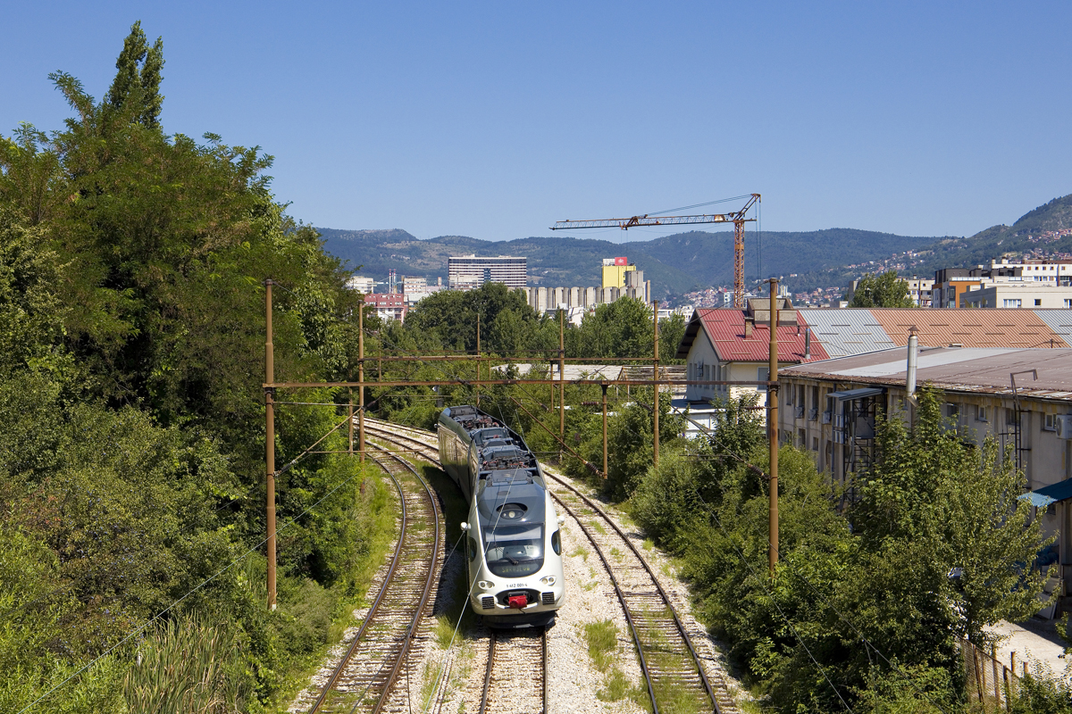 Der 412 001 der ŽFBH ist zumindest bisher noch ein Einzelstück geblieben und somit der einzige  moderne  Triebzug in Bosnien. Am 30. Juli 2024 war die Garnitur als Lokalni Voz von Sarajevo nach Pazarić unterwegs und konnte von mir bei Alipašin Most fotografiert werden. 