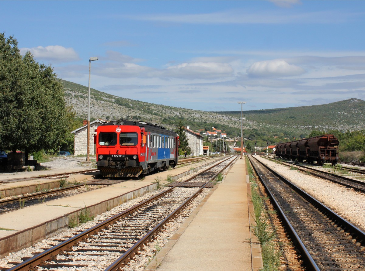 Der 7122 010 als Pu nach Šibenik am 01.10.2015 in Perković.