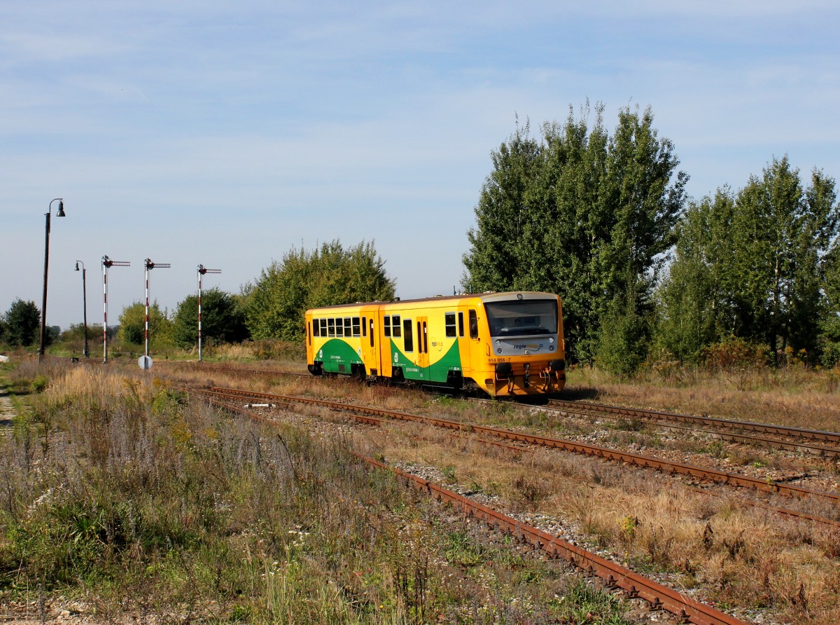 Der 814 056 als Os am 29.09.2014 bei der Durchfahrt in Jeneč.