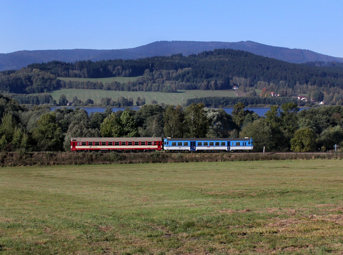 Der 842 013 als Os nach Nov dol am 03.10.2013 unterwegs bei Horn Plan.