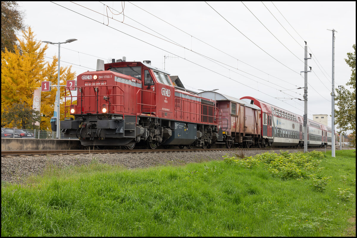 Der Abend des 16. Oktober 2024 brachte GKB DH 1700.1 zur Ehre einen Personenzug zu ziehen. Hier in Groß Sankt Florian geht es in kürze für das nicht Alltäglich Gespann weiter gen Wies Eibiswald.  