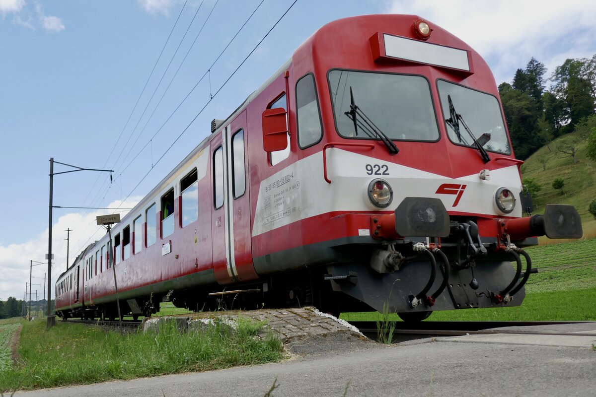 Der ABt 922 vom VPM am 2.7.23 bei der Schülerhaltestelle in Schweinbrunnen.