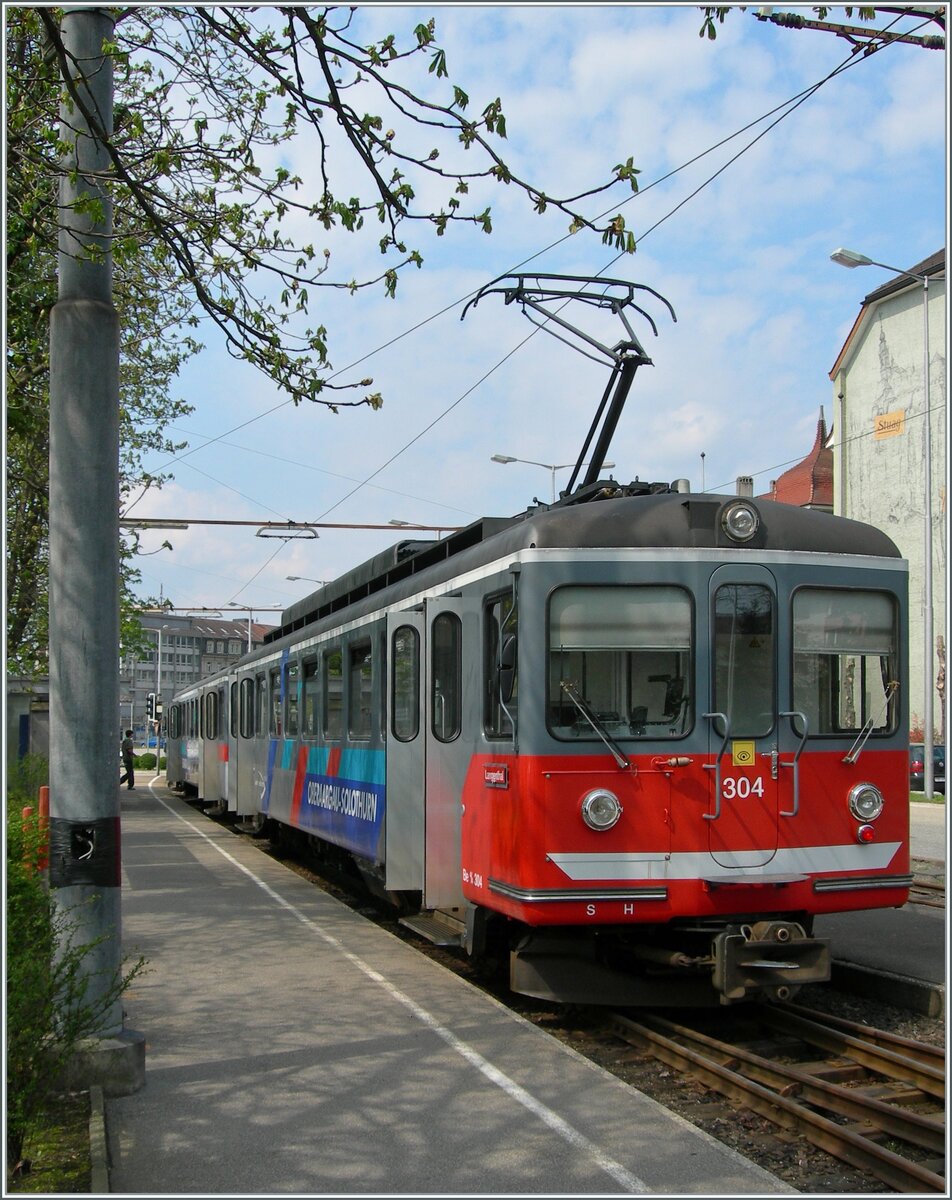 Der ASM (OJB) Be 4/4 304 mit Bt wartet in Solothurn auf die Abfahrt nach Niderbipp. 

22. April 2006