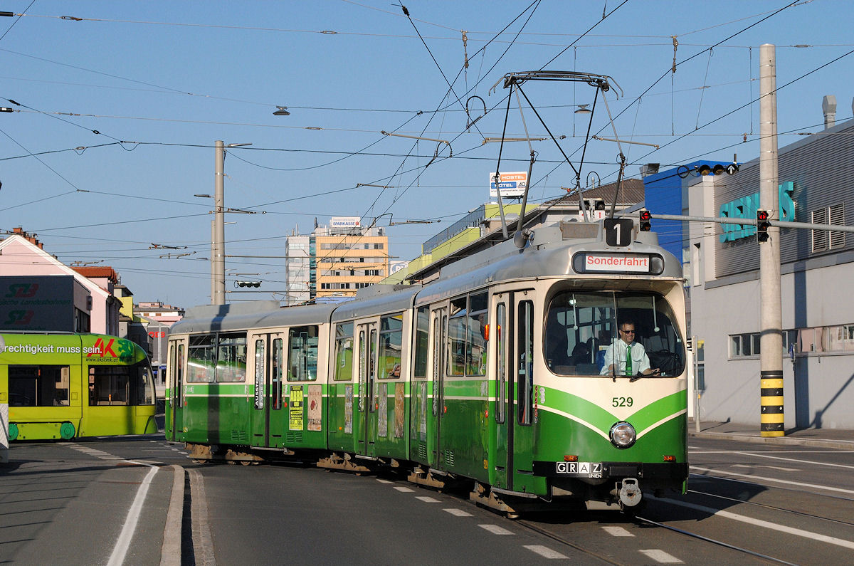 Der aus Duisburg gebraucht erworbene Tw.529 biegt aus der Asperngasse in die Eggenbergerstraße ein, um kurze Zeit später in die Remise 3 einzuziehen. (10.07.2015 )