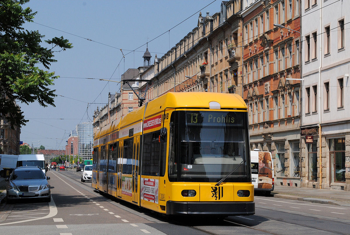 Der aus Mickten kommende NGT 6 DD 2524 fährt durch die Reuterstraße und erreicht soeben die Haltestelle Bischofsplatz. (12.06.2015)