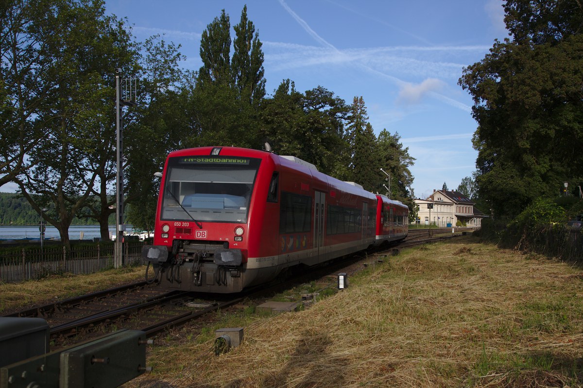 Der aus zwei Triebwagen der Baureihe 650 gebildete RB 22751 verlässt gerade den Bahnhof Überlingen Therme. (05.06.2014)