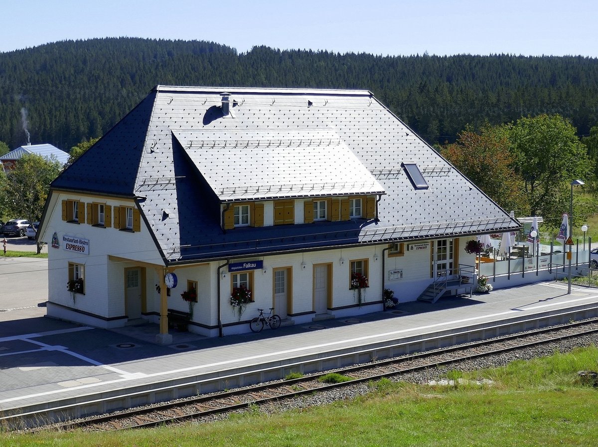 der Bahnhof Altglashütten-Falkau an der Drei-Seen-Bahn im Hochschwarzwald, warum kann nicht jeder Bahnhof im Land so sauber und gepflegt aussehen ?!, Aug.2020