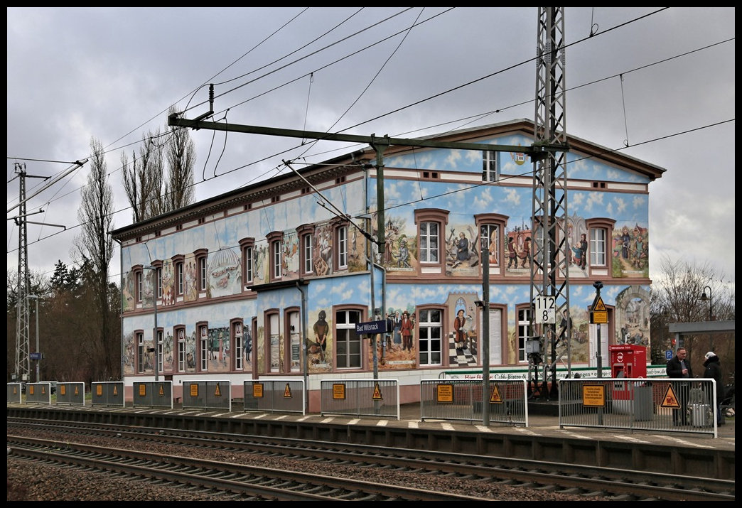 Der Bahnhof von Bad Wilsnack zeigt viele unterschiedliche Fassaden Bilder. Er dient zwar nicht mehr dem Bahnbetrieb, ein städtisches Infozentrum hat Einzug gehalten, aber er ist vom Bahnsteig aus ein echter Hingucker!Die Aufnahme entstand am 6.12.2024.