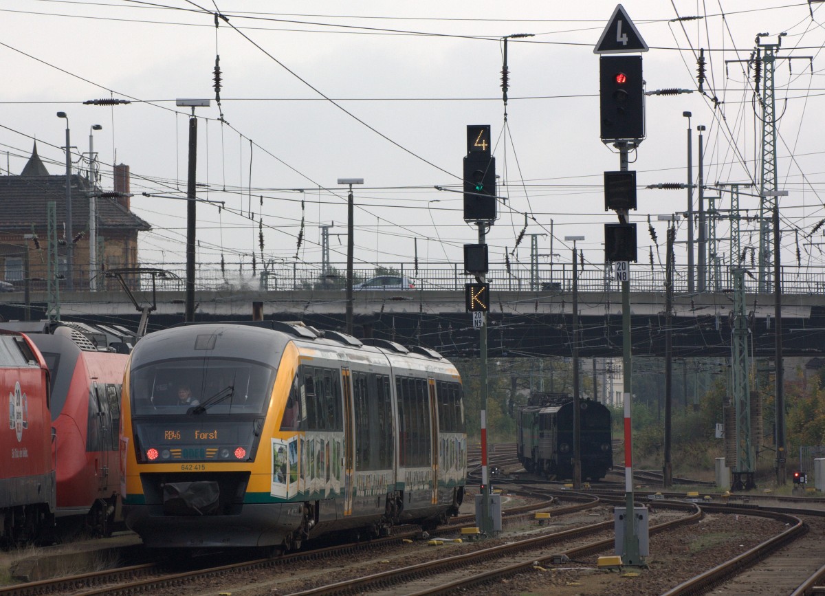 Der Bahnhof Cottbus verfügt über  ausgedehnte Gleisanlagen, hier die östlichen noch unsanierten Ausfahrgleise. 642 415  der ODEG nach Forst passiert gerade,  SU 46 - 032 unter der Brücke auf ihren nächsten Einsatz wartet. 17.10.2014 10:17 Uhr.