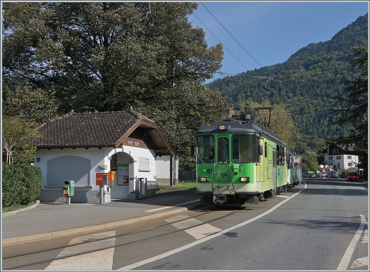 Der BDeh 4/4 81 mit seinem Bt 63 macht bei der Haltestelle Bex Pont-Neuf einen kurzen Halt; nun schon wieder im Tal, hat der Regionalzug 537 sein Ziel Bex schon fast erreicht. 

11. Oktober 2021