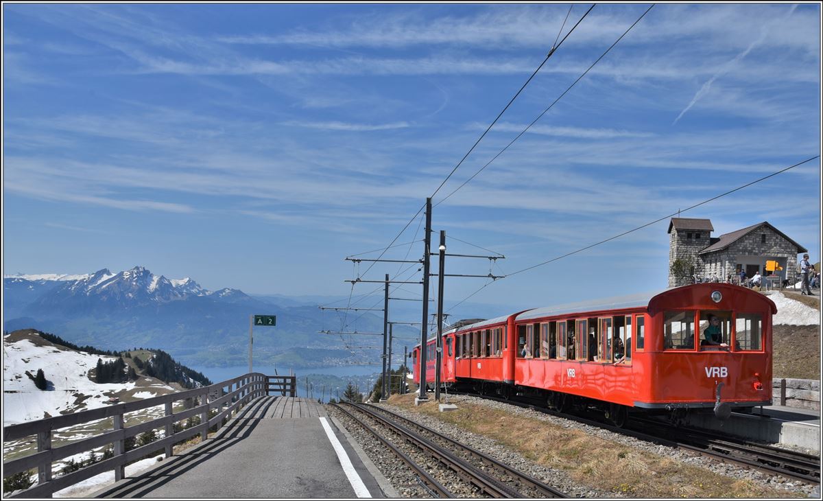 Der BDhe 4/4 5 ist doppelt so stark und vermag zwei Vorstellwagen auf die Rigi zu schieben. (20.04.2018)