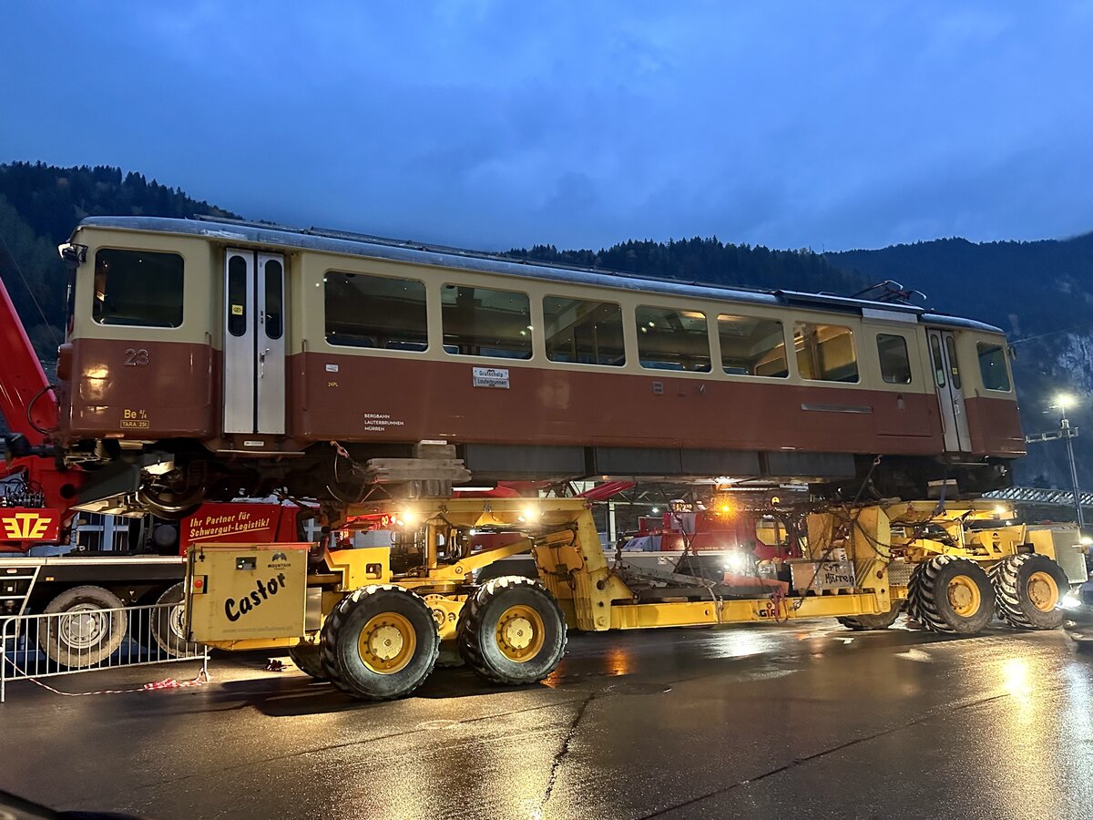 Der Be 4/4 23 der BLM der am 22.10.24 beim Bahnhof Lauterbrunnen ankommt.