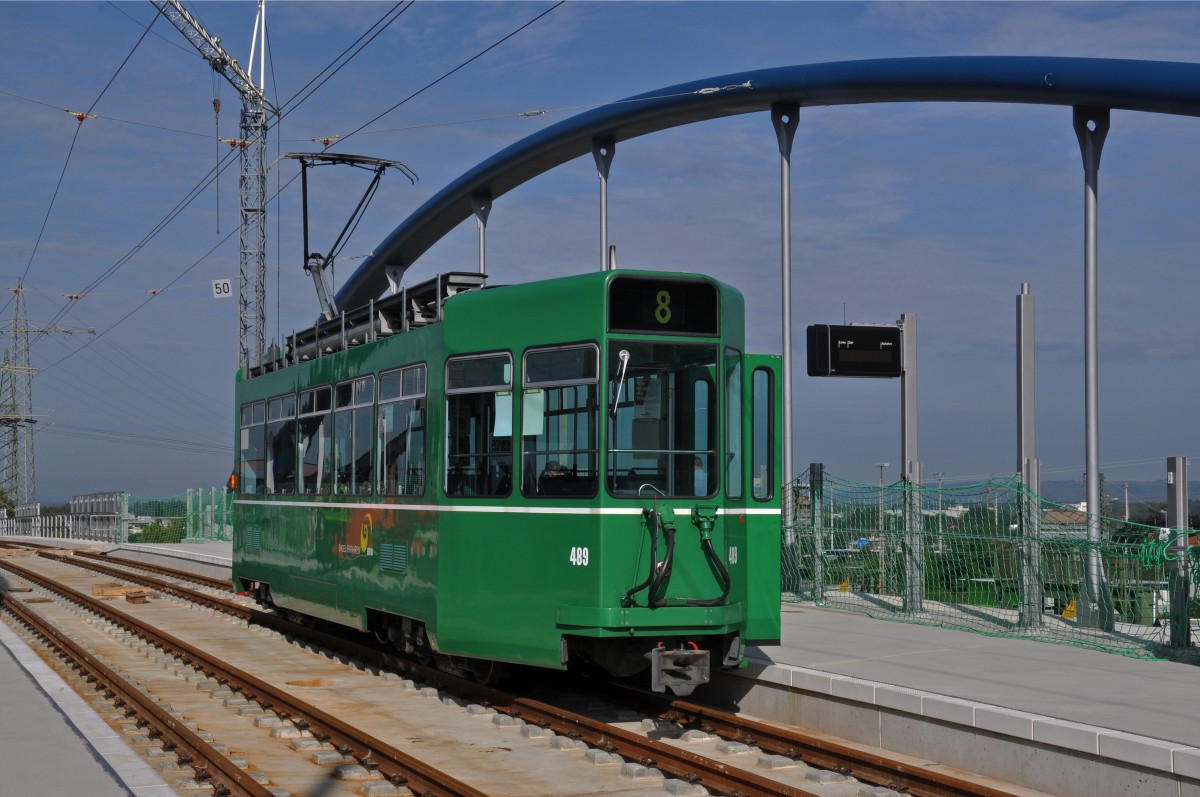 Der Be 4/4 489 ist das erste BVB Tram, das in der neuen Schlaufe in Weil am Rhein wendet. Hier steht der Wagen auf der neuen Brücke, die über den Bahnhof Weil am Rhein führt. Die Aufnahme stammt vom 29.09.2014.