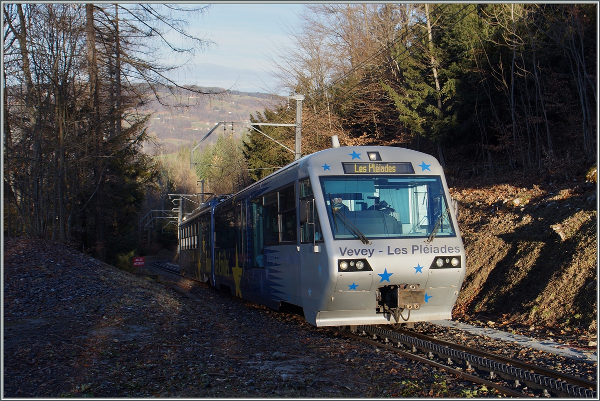 Der Beh 2/4 71 mit Bt auf der Fahrt Richtung Les Pleiades kurz nach der Haltestelle Les Bois de Chexbres am 23. Dez. 2015.