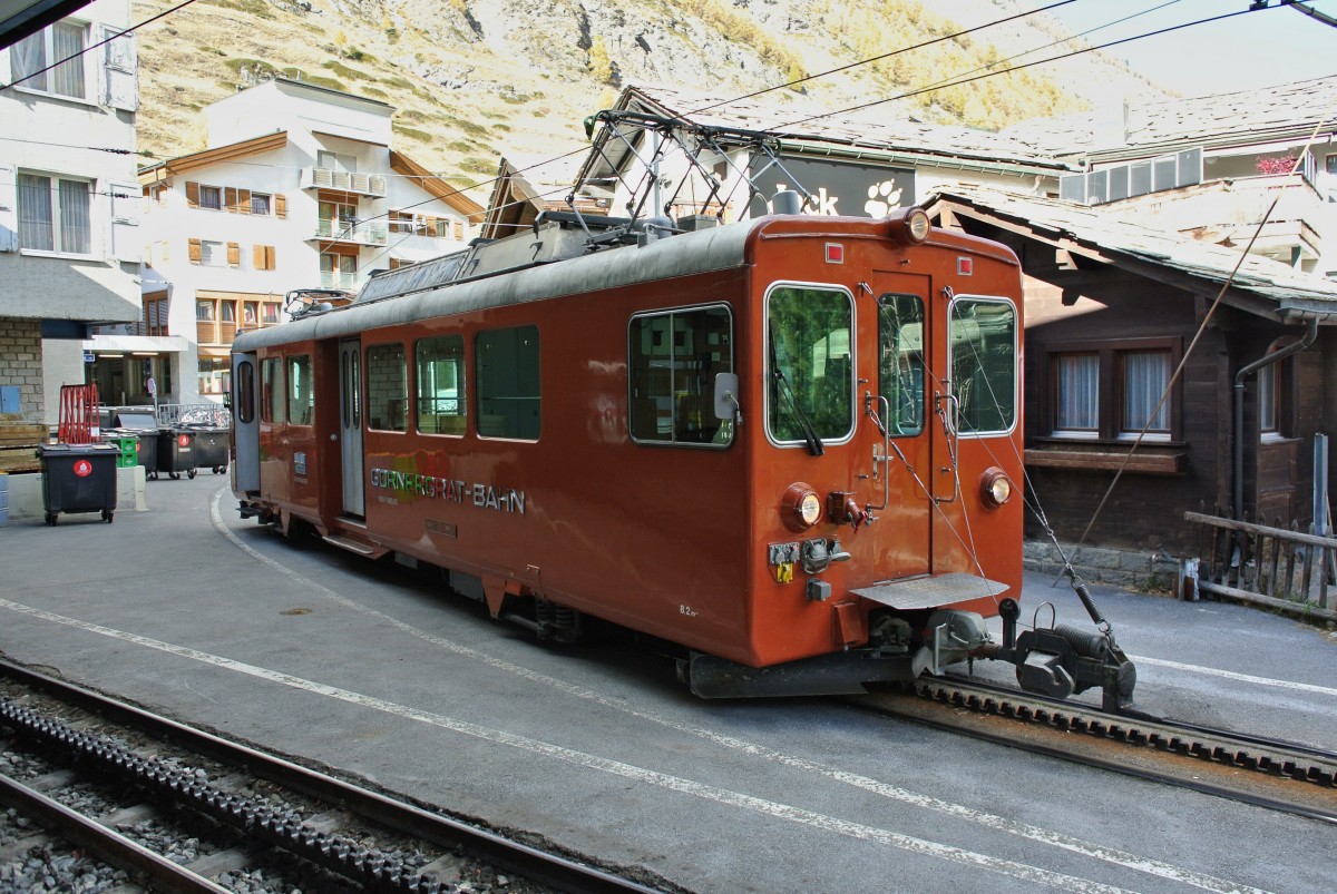 Der Bhe 4/4 3062 wartet in Zermatt auf neue Aufgaben. In den Sommerhalbjahren wird dieser Triebwagen fr die Befrderung von Gterwagen gebraucht, 03.11.2014.