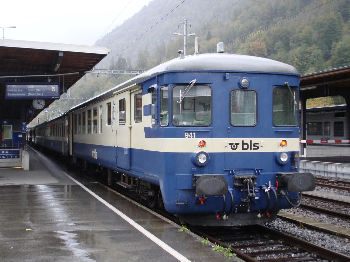 Der BLS-BDt 941 am Schluss eines RegioExpress nach Spiez-Zweisimmen am 18. September 2007 vor der Abfahrt in Interlaken Ost.