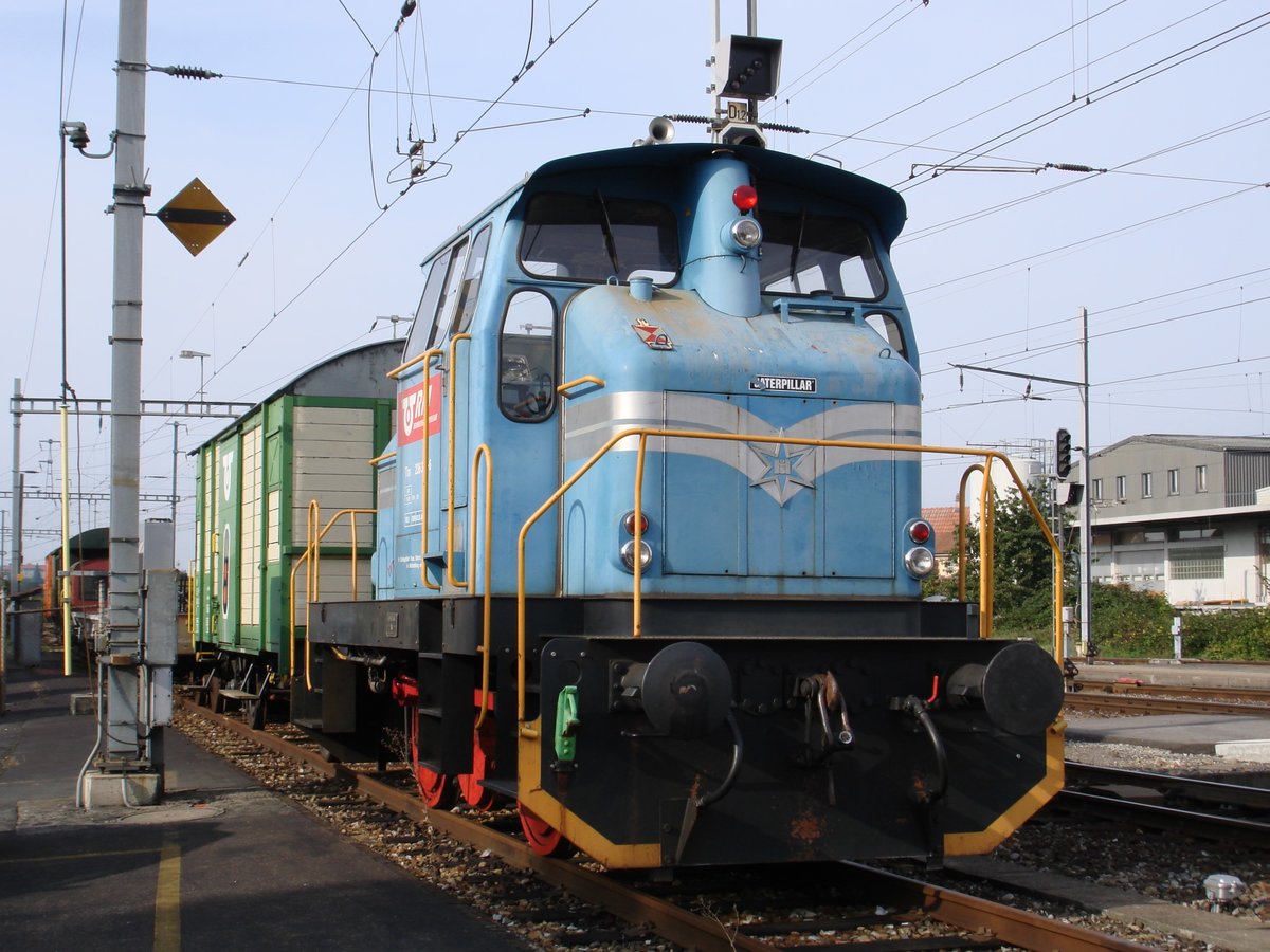 Der BLS-Tm 236 340-6 (noch mit RM-Beschriftungen) am 28. September 2006 mit diversen Dienstfahrzeugen abgestellt im Bahnhof Oberburg.