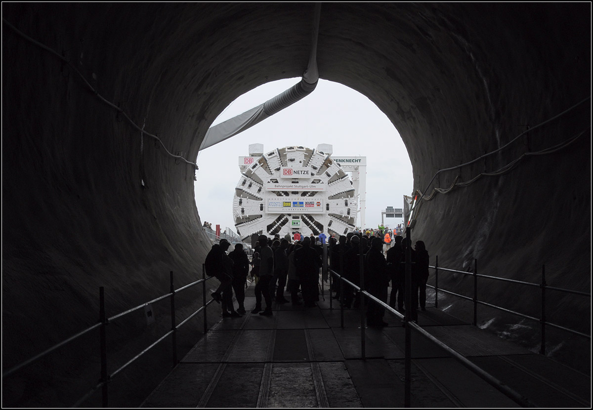 Der Bohrer macht sich demnächst auf den Weg - 

Blick vom Portal des Fildertunnels auf die Tunnelbohrmaschine. Zunächst wird sie die rechte Tunnelröhre bis etwa zur Hälfte auffahren. Dann wird sie zurückgezogen und die linke Tunnelröhre wird bis hinunter in den Stuttgarter Talkessel gebohrt. Dann wird gewendet und der fehlende Teil der rechten Röhre aufgefahren.

Aufnahme am Tag der Offenen Baustelle am 10.07.2014 (J)