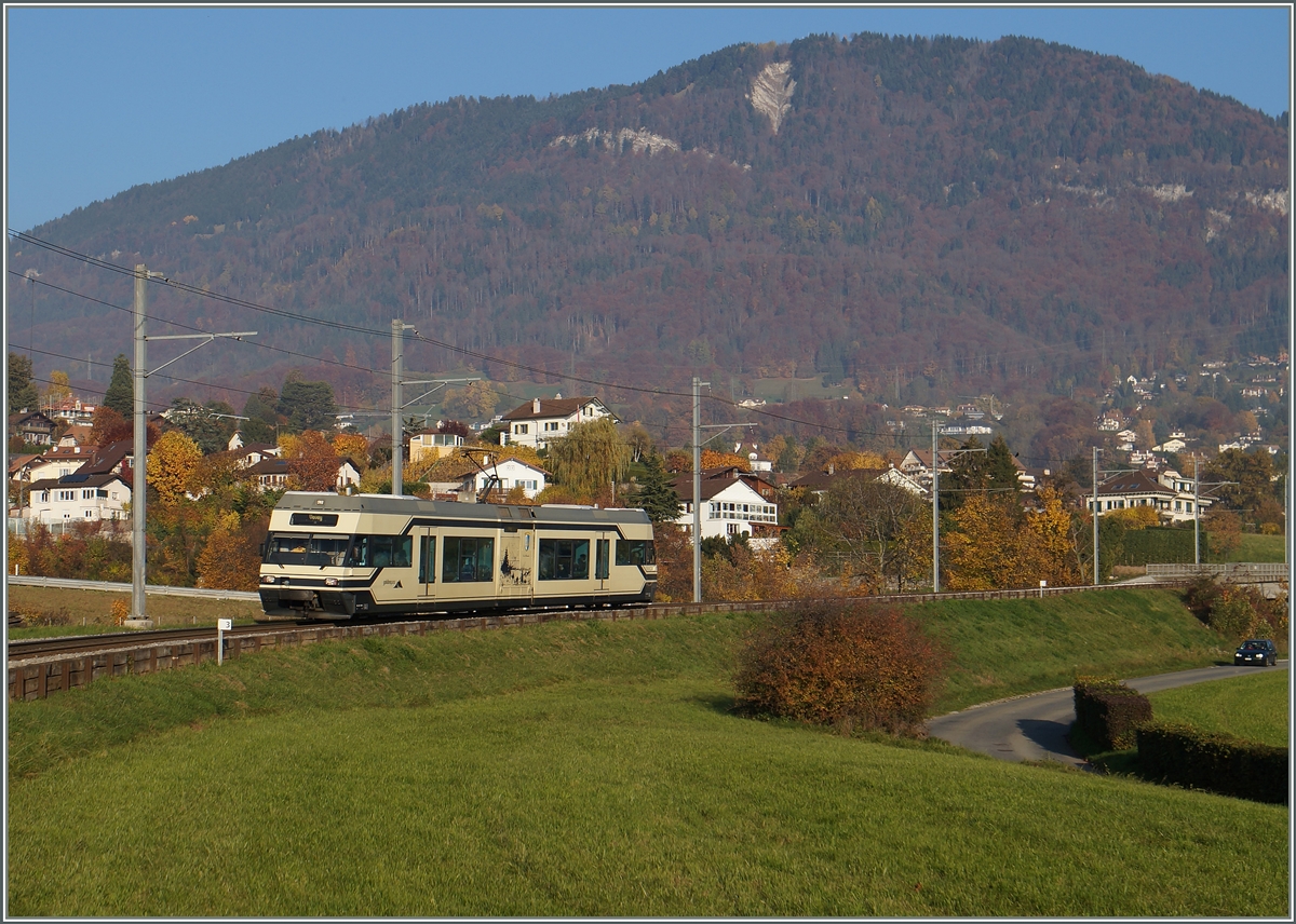 Der CEV MVR Be 2/6 7004  Montreux  ist vor dem im Hintergrund zu sehenden Les Pléiades bei Château d'Hauteville auf dem Weg nach Vevey. Dieser Triebwagen kommt später zur MIB, wo er als Be 2/6 13 zwischen Meiringen und Innertkirchen durch die Aareschlucht pendelt.

2. Nov. 2015