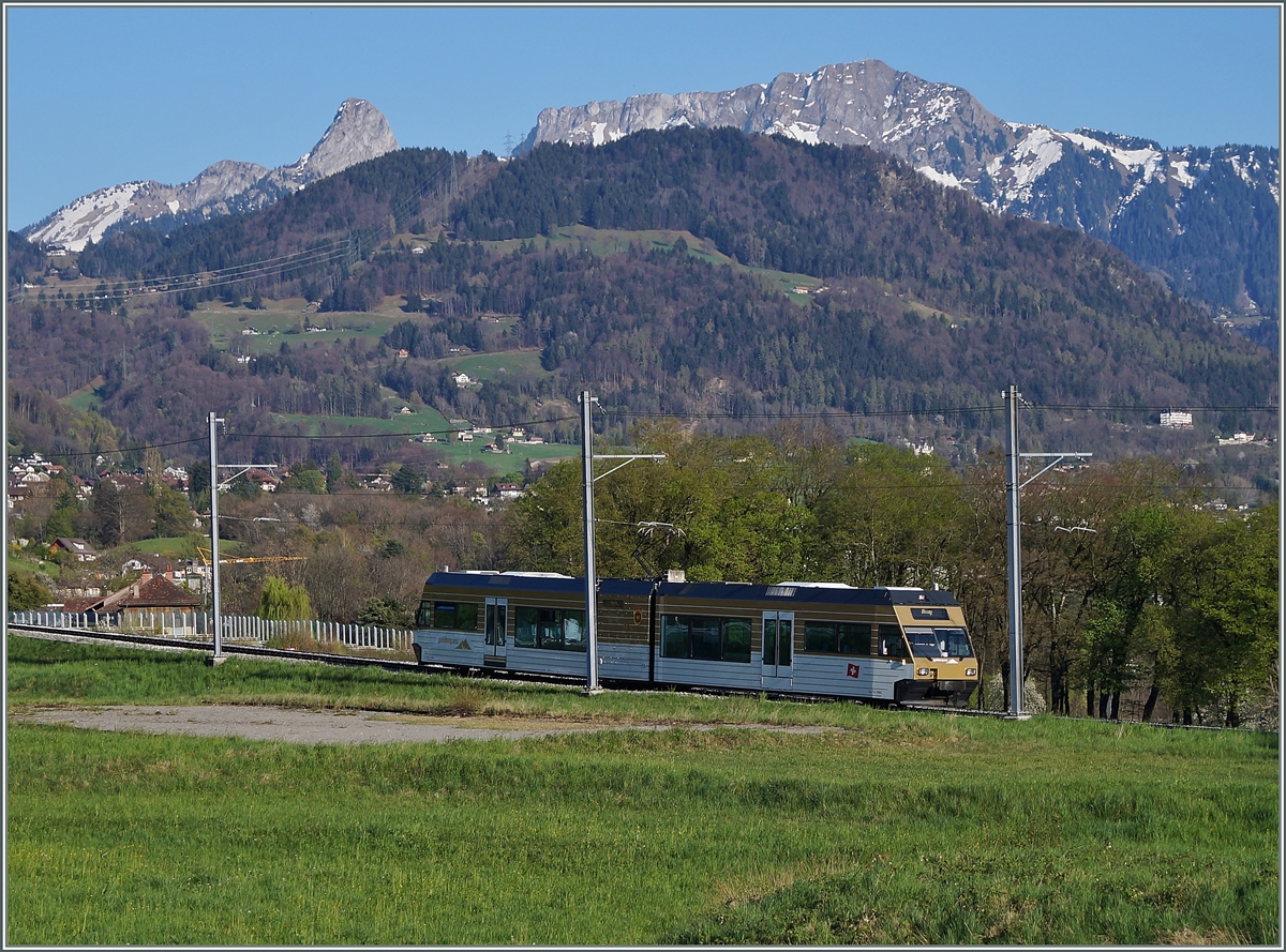 Der CEV/MVR GTW Be 2/6 7003  Blonay  bei Château d'Hauteville vor der Kullise von Dent de Jaman und Rochers de Naye.
9. April 2014  
