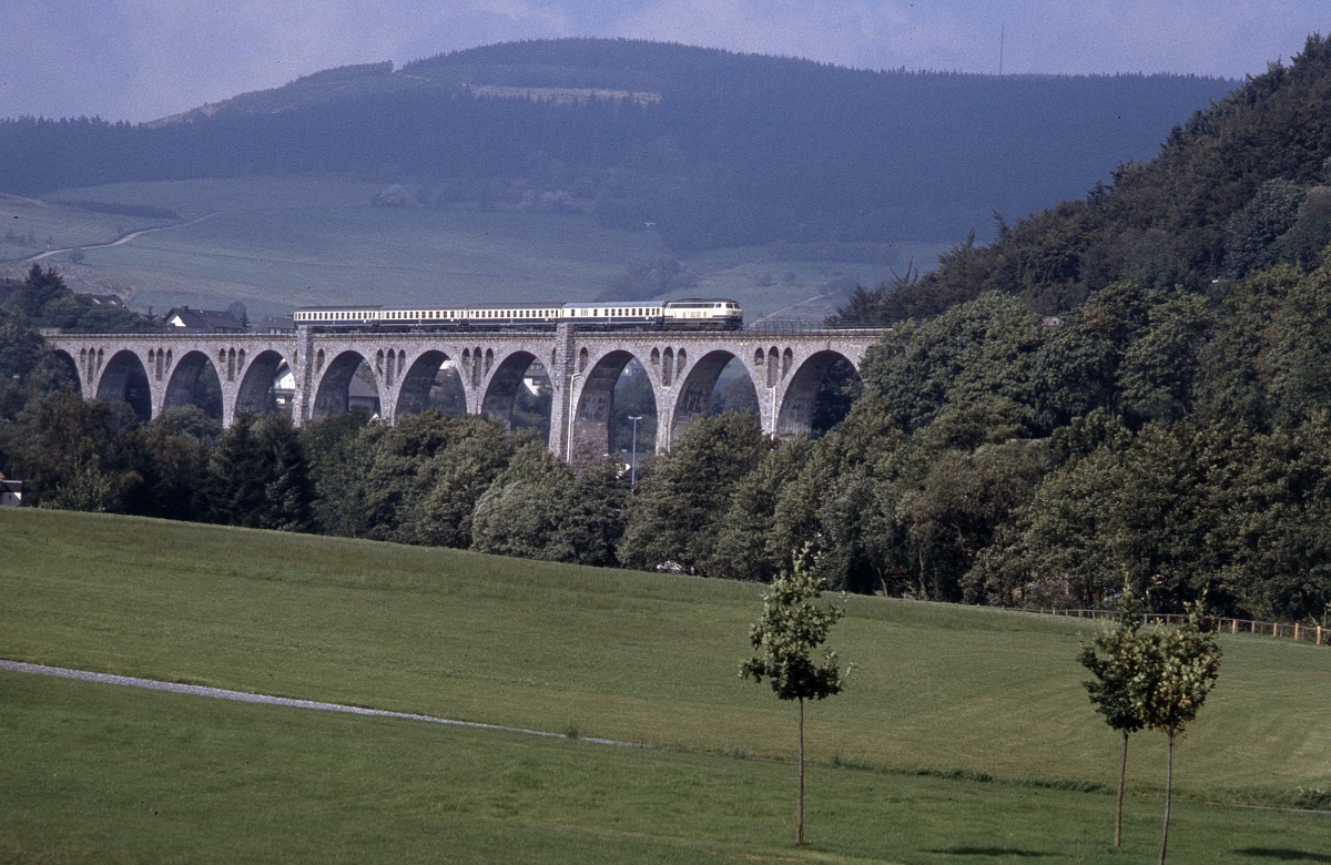 Der D 2829 Amsterdam - Bad Wildungen vor einem aufziehenden Gewitter auf dem Willinger Viadukt (Juli 1986).