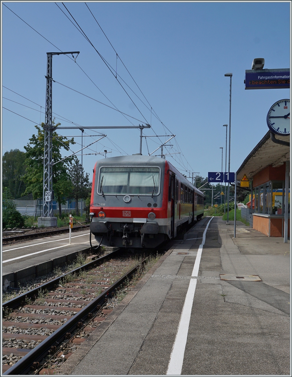 Der DB 628 698 hat als RB 93 nach Friedrichshafen Hafen den Bahnhof Enzisweiler erreicht. Der Bahnhof (und die Strecke) sind bereits elektrifiziert, die Umstellung von Diesel auf elektrischen Betrieb steht somit kurz bevor. 

14. August 2021