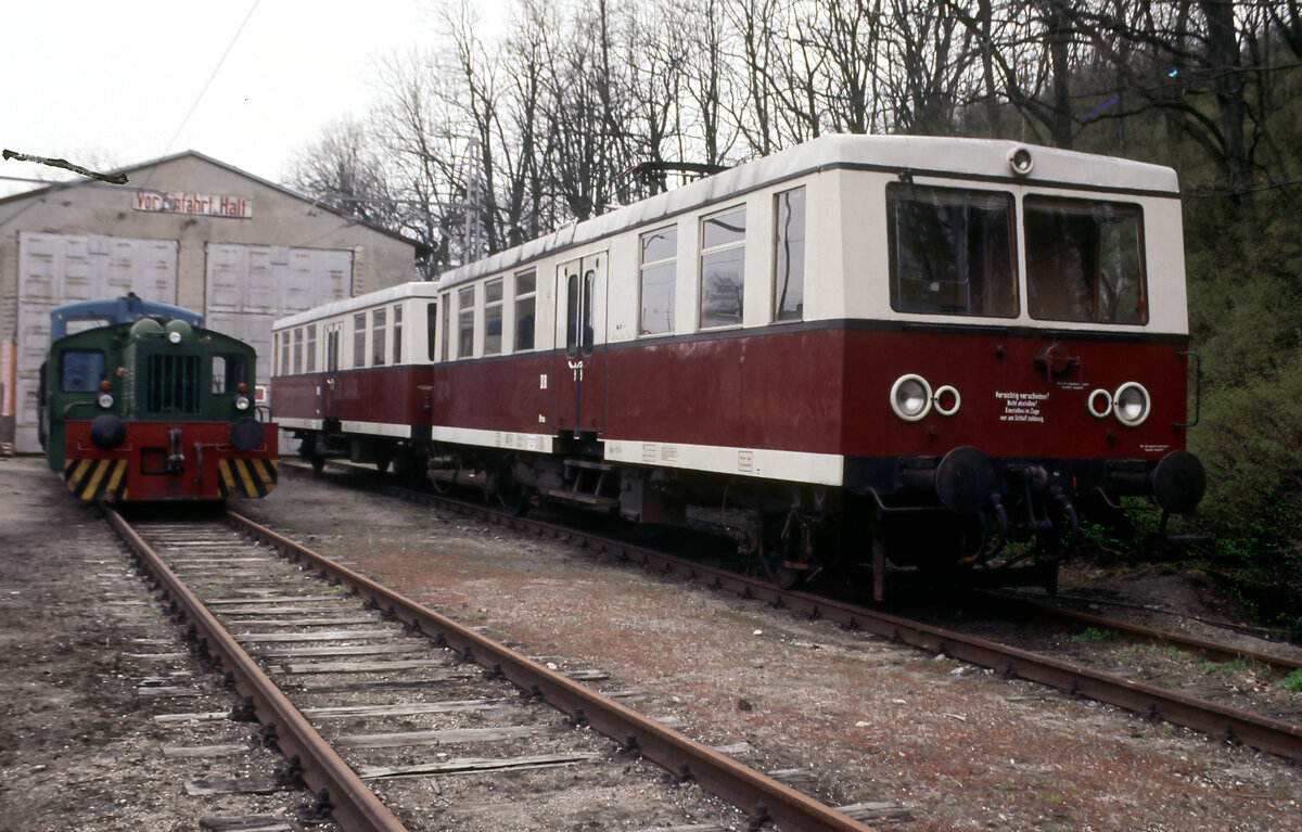 Der DB-Triebwagen 479 601 mit Steuerwagen 879 601 am 17.04.1994 vor der Lokhalle im Bf. Buckow.