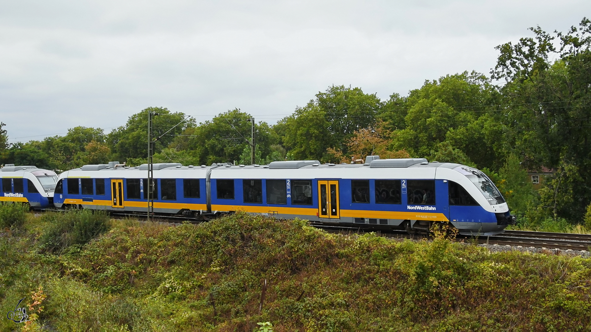 Der Dieseltriebzug VT 648 367 ist hier Ende August 2022 bei der Durchfahrt in Rheinhausen zu sehen.