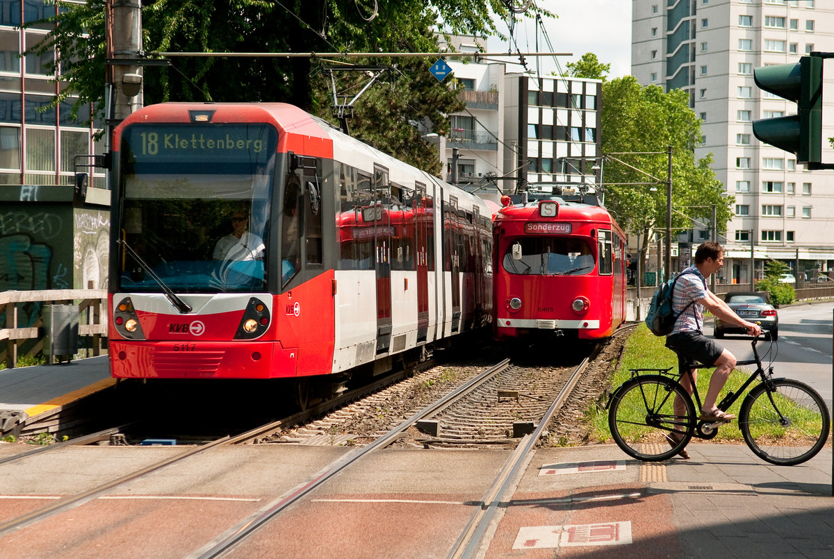 Der Düwag Achtachser neben der Zwei gekuppelten KVB K5000. Aufgenommen am 5.6.2019.