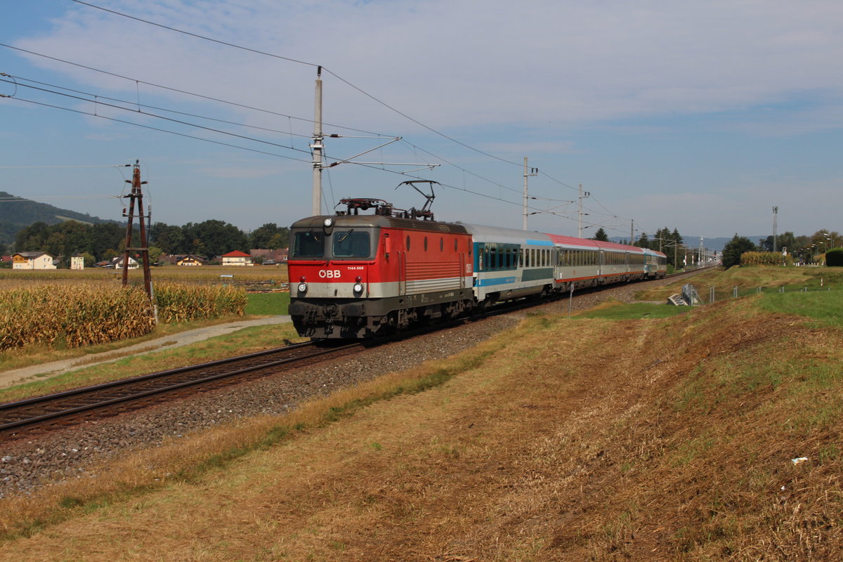 Der EC151  Emona  fährt von Wien Hbf nach Ljubljana wobei in Spielfeld-Straß ein Lokwechsel auf eine slowenische Lok stattfindet. Am 10.9.2020 bespannt die 1144 066 den aus ÖabB und ŠZ Wagen gebildeten Schnellzug hier kurz hinter dem Bahnhof Leibnitz 
.