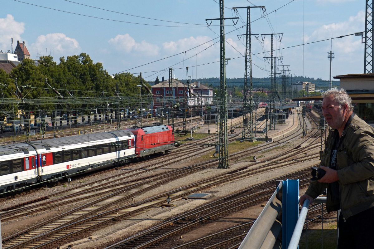 Der echte Eisenbahnfotograf steht wie ein Fels in der Brandung (alternativ auch auf dem Oberdeck eines Parkhauses) und ignoriert auch mal vorbeifahrende Züge ;-) Singen (Hohentwiel) 02.08.2015