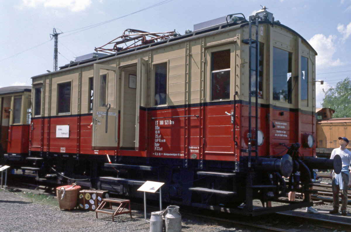 Der ehemalige GT 1 der Schleizer Kleinbahn von 1930 wurde 1949 von der DR übernommen und trug danach die Tfz.-Nr. ET 188 521. Am 30.04.2000 stand er auf dem Dresdener Dampfloktreffen im Bw. Dresden Altstadt.