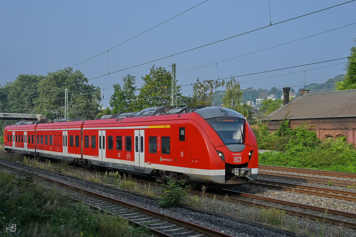 Der Elektrotriebzug 1440 815-7 ist hier im September 2021 bei der Weiterfahrt in Wuppertal-Unterbarmen zu sehen.