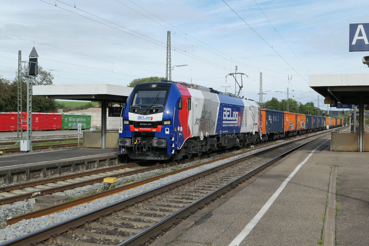 Der entladene Güterzug, bestehend aus Waggons des Typs Eamnos, steht in Steinach (Rothenburg) auf Gleis 4 bereit zur Abfahrt nach Ansbach. Es führt Eurodual 2159 238-5 D-ELP der BELog.
Steinach (bei Rothenburg o d T), Mittwoch, 25. September 2024