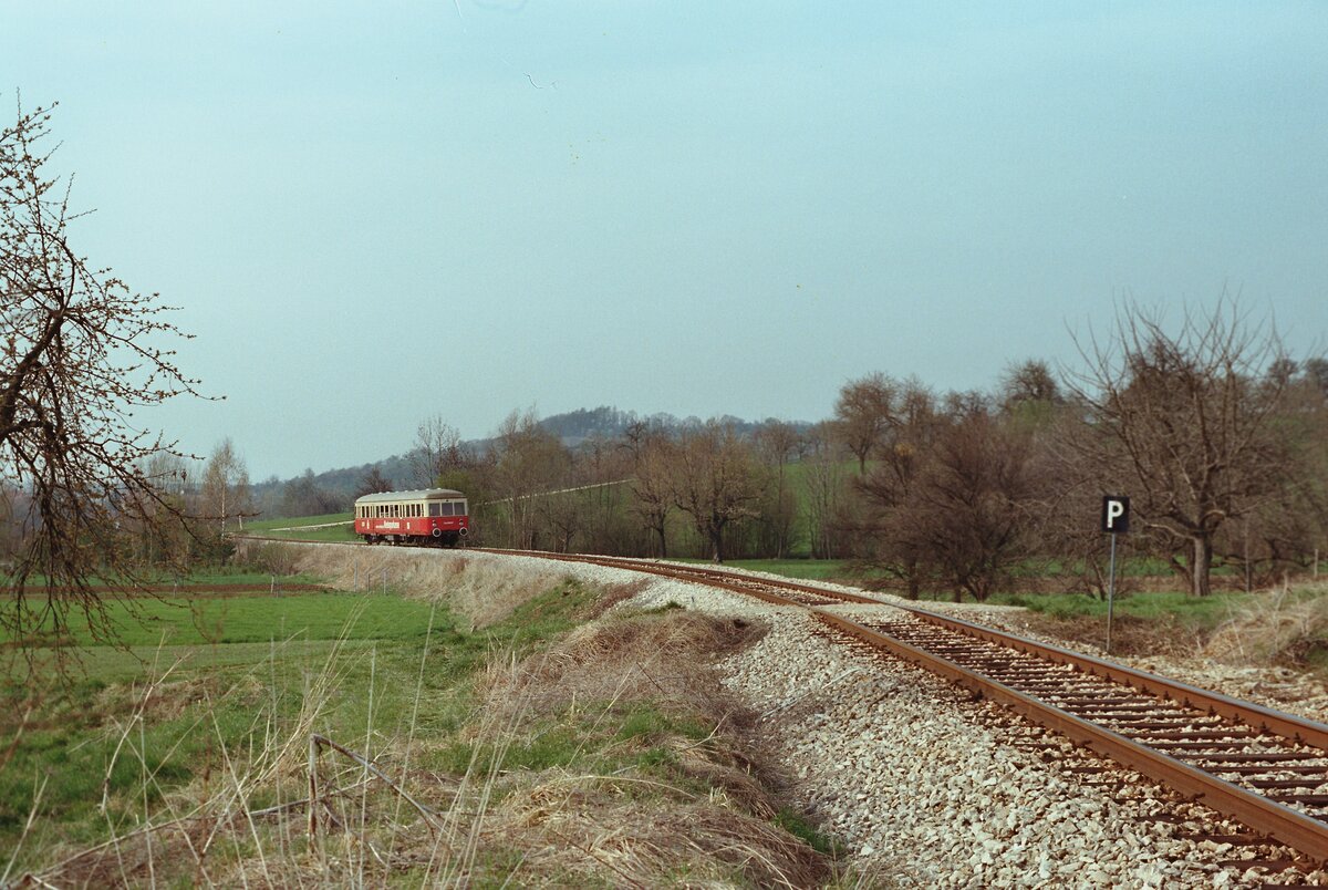 Der Esslinger VT 403 aus der ersten Serie der Esslinger Schienenbusse ( zuvor T20 WN), auf der Tälesbahn (26.04.1984)