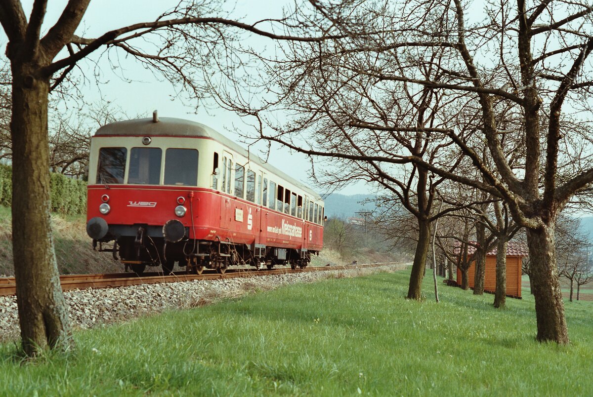 Der Esslinger VT 403 (zuvor T20 WN) auf der Tälesbahn der WEG Stuttgart.
26.04.1984 