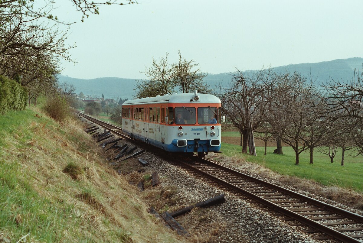 Der Esslinger VT 405 (aus der zweiten Serie) der WEG war ein sehr gepflegter Schienenbus, und so wurde er auf verschiedenen Nebenbahnen eingesetzt, auch für weiter entfernte Sonderfahrten war er der Richtige. Hier fährt er am 26.04.1984 auf der Tälesbahn.   