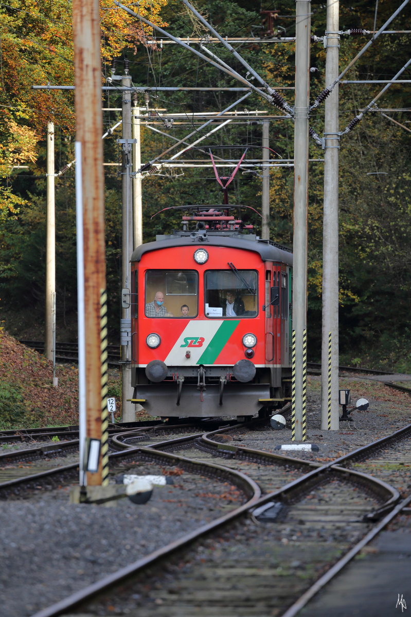 Der ET2 von Feldbach kommend bei der Einfahrt in den Bahnhof Gnas. (26.10.2020)