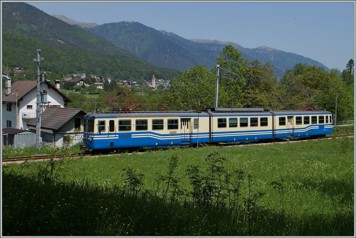 Der Ferrovia Vigezzina SSIF ABe 8/8 21  Roma  als Regionalzug 763 auf dem Weg nach Re, kurz nach der Abfahrt in Gagnone-Orcesco, im Hintergrund ist die Kirche von Druogno zu erkennen.
13. Mai 2015