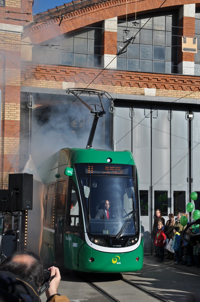 Der Flexity 5001, der den Namen  Basilisk  trägt durchbricht die Papierwand und rollt ins helle Sonnenlicht auf den Hof des Depots Wiesenplatz. Die Aufnahme stammt vom 08.11.2014.