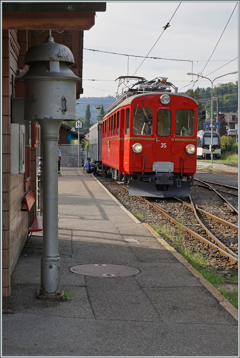 Der frisch revidierte RhB ABe 4/4 I 35 der Blonay-Chamby Bahn ist als  letzter Zug des Tages in Blonay angekommen und nimmt nun den hier abgestellten MOB Wagen mit nach Chaulin.

4. August 2024