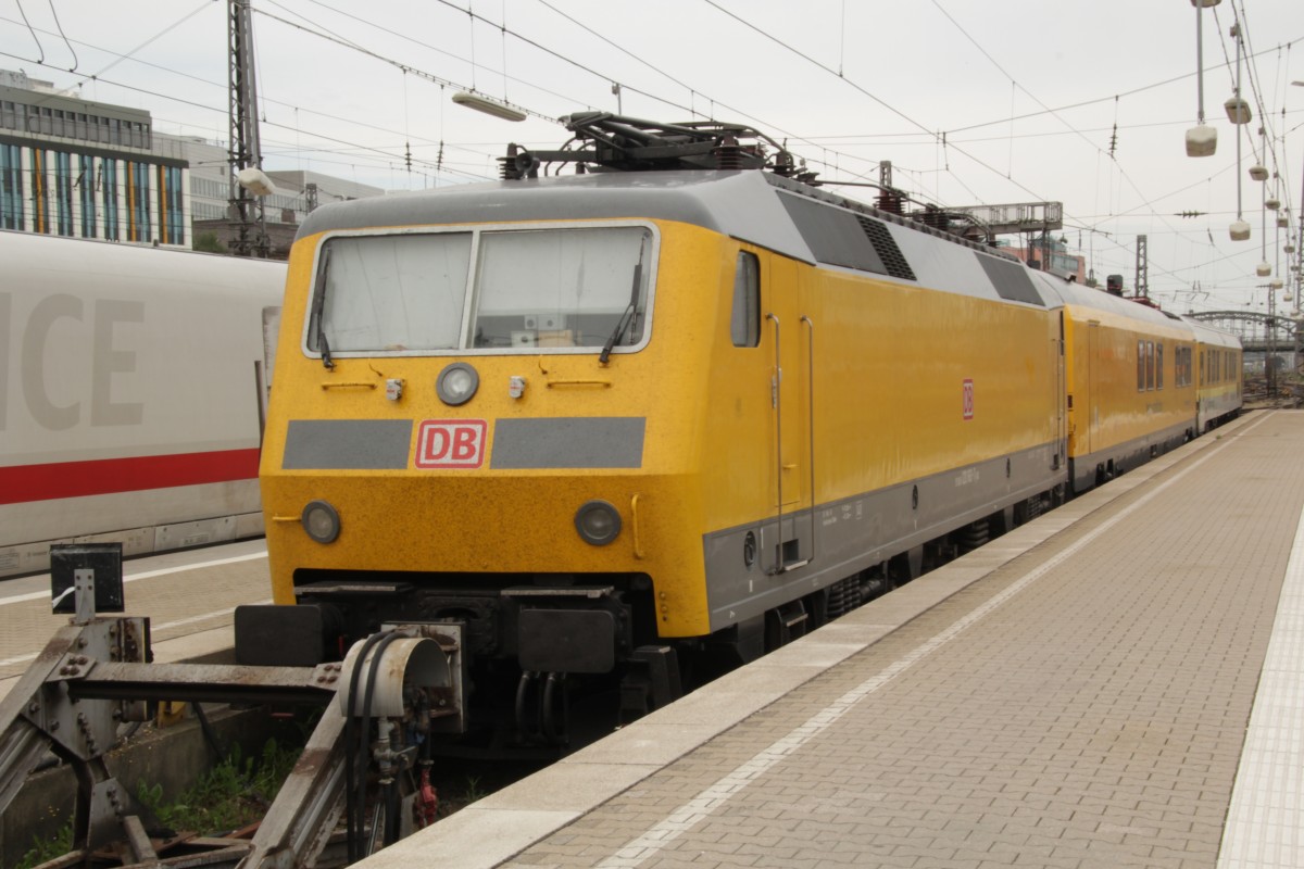 Der Gleismesszug mit einer 120er steht am 13.6.2015 im Hauptbahnhof München.