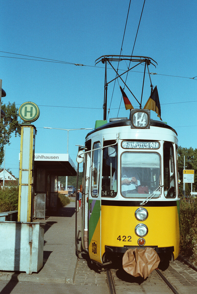 Der GT4-Zug der Stuttgarter Straßenbahnlinie 14 nach Vaihingen wartet noch auf Fahrgäste, der Fahrer überprüft noch etwas (1983).