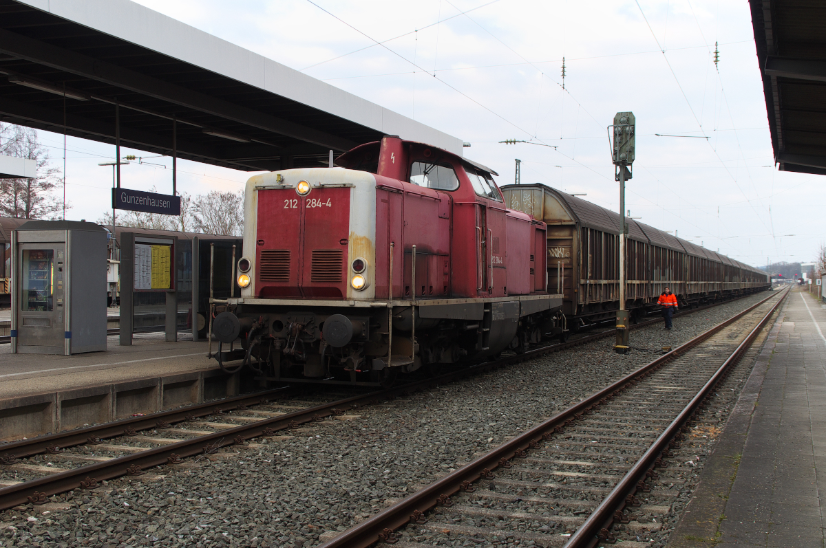 Der Henkel Zug ist in Gunzenhausen angekommen. Die letzten 15 Km nach Wassertrüdingen wird 212 284 der BayernBahn den Zug befördern. Bahnstrecke 5330 Nördlingen - Gunzenhausen. Diese Bahnstrecke war einst Teil der Ludwig-Süd-Nord-Bahn und ging schon 1849 ans Netz.