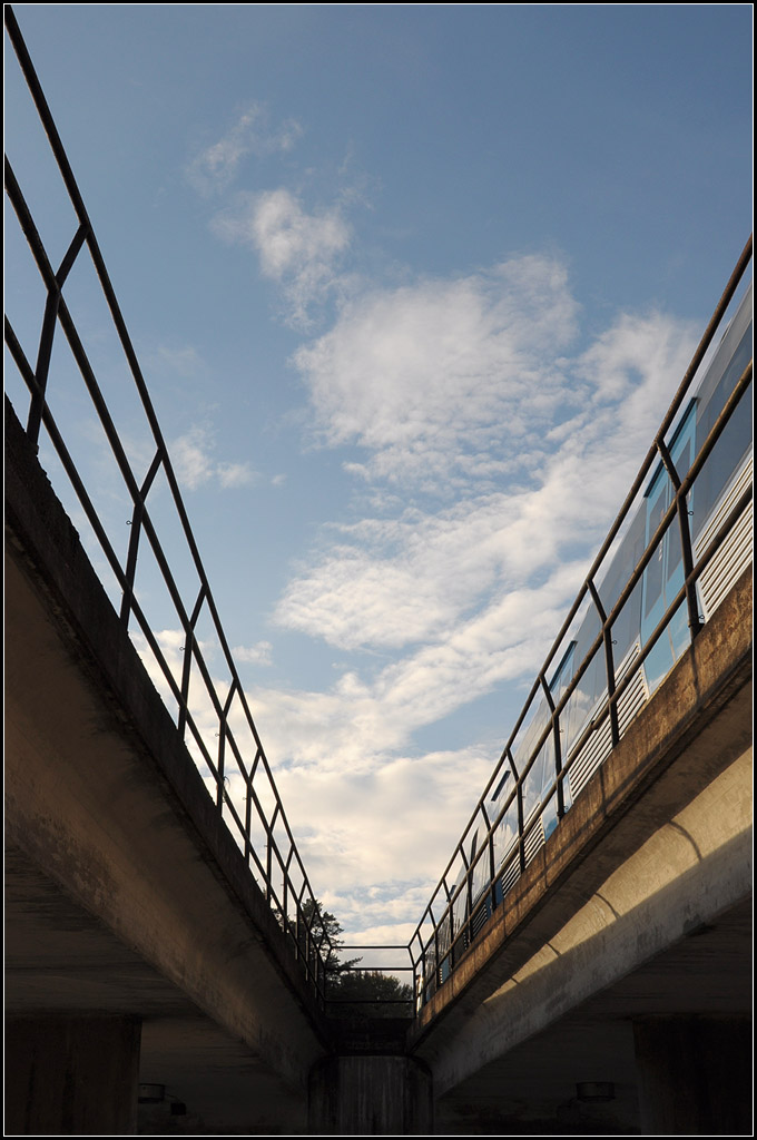 Der Himmel zwischen den U-Bahnbrücken -

... und dazu farblich passend ein U-Bahnzug. Station Ängbyplan der Tunnelbana von Stockholm.

22.09.2016 (J)