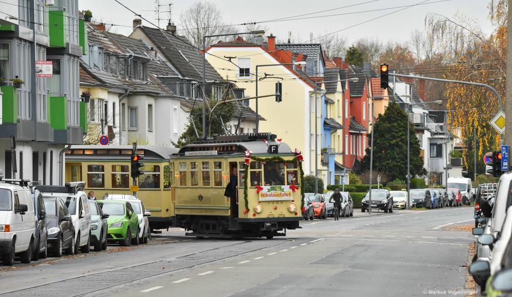 Der historische Museumszug Finchen bestehend aus 1285, 1257 und 1286 auf dem Weg zum Neumarkt um dort die alljährlichen Nikolausfahrten durchzuführen. Hier auf der Berrenrather Straße am 01.12.2019. 